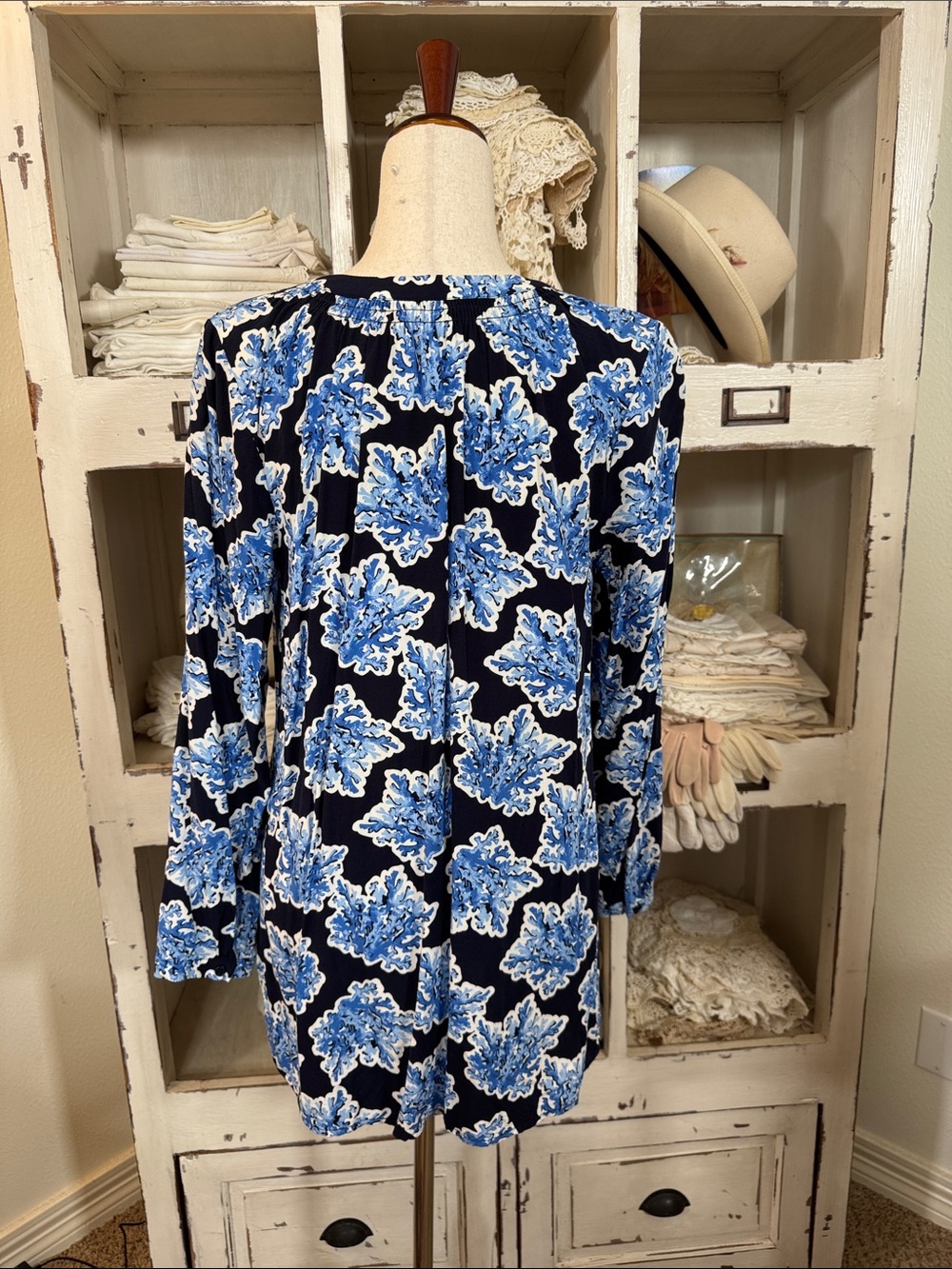 crown & ivy Blue and White Floral V-Neck Blouse - Picture 5 of 7
